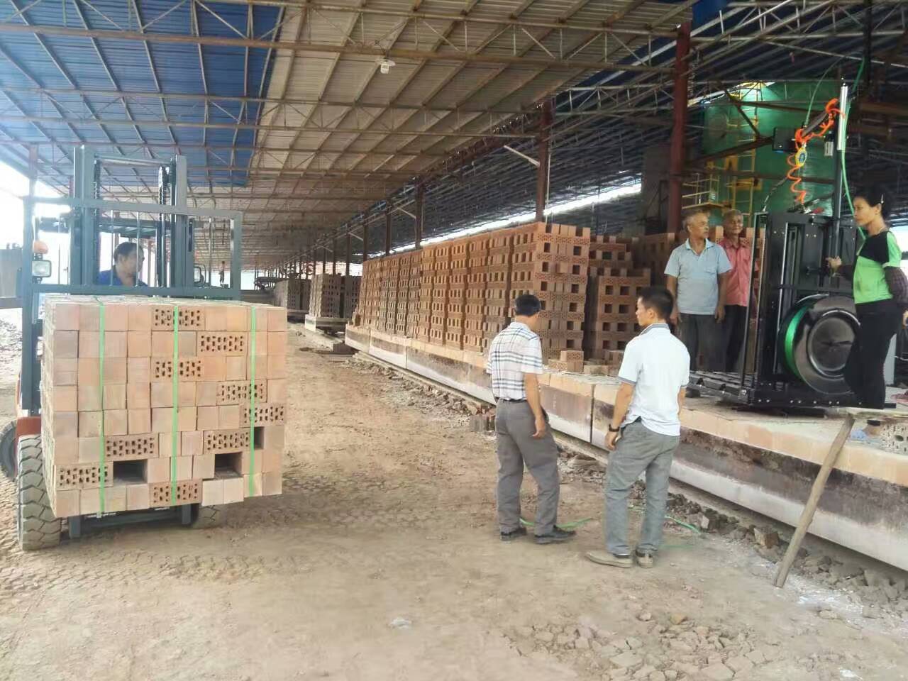 磚頭墻材行業(yè)使用電動(dòng)打包機(jī)